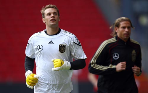 埃杜在高铁站被围满，合同今年到期，他说明年也希望在深圳