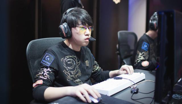 韩国女星穿曼联曼城球衣聚餐。左边是韩国国门金承奎...